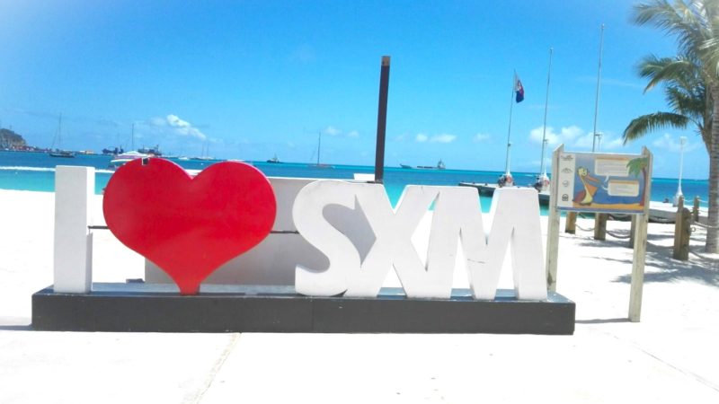 Photo sculpture I Love SXM pour illustrer la présentation de CAP SXM Expert en location saisonnière à Saint-Martin